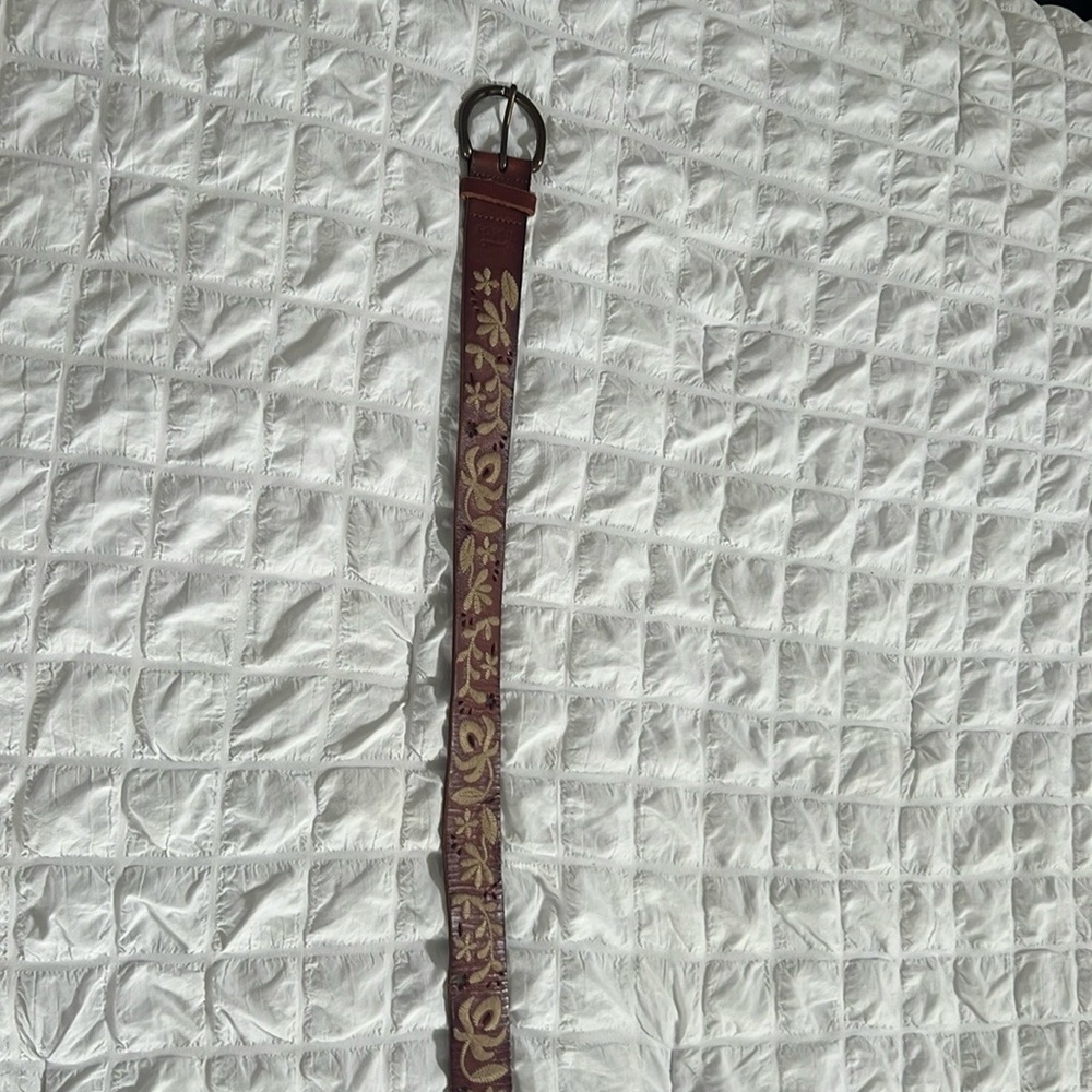 Fossil leather belt size med brown with beige embroidery